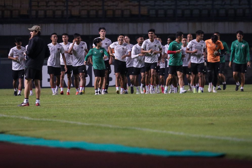 Tiba di China, Timnas Geber Latihan Perdana Dibagi 2 Grup