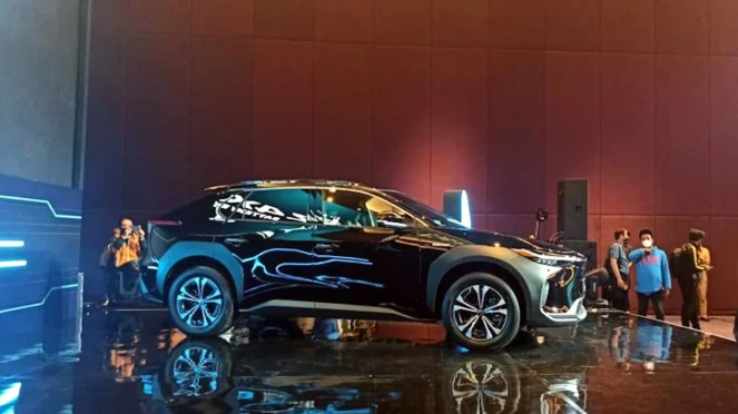 Mobil Listrik CBU Bebas PPnBM, Toyota-Honda Insentif Hybrid